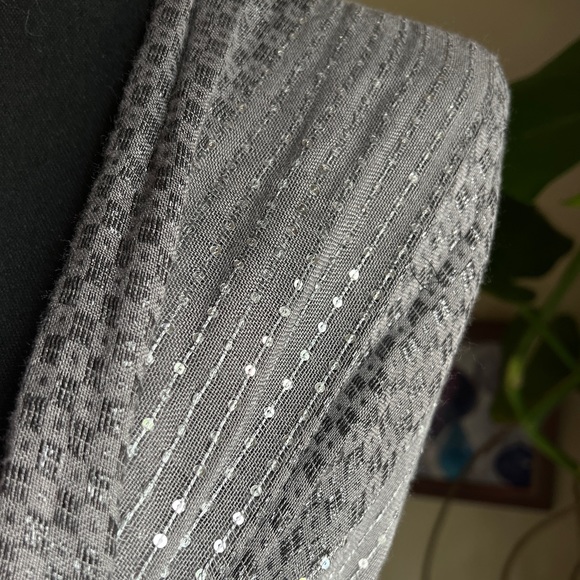 Gray Pattern Woven Sequined Polyester Scarf/Shawl 64” Fringe GUC - Picture 5 of 11